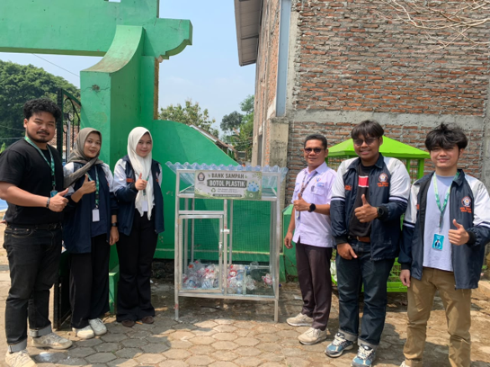 Penyerahan pos botol plastik kepada SDN Ngaliyan