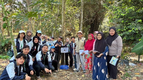 Praktek pemanfaatan biopori Tim KKNT bersama warga